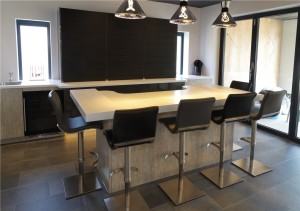 Luxurious bar area with Italian seating by Peressini Casa