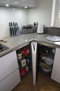 Handle less Polar white kitchen with Gris expo surfaces