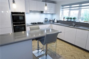 Handle less Polar white kitchen with Gris expo surfaces