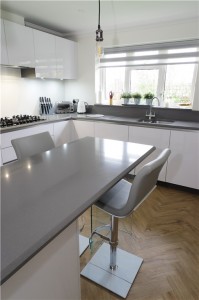 Handle less Polar white kitchen with Gris expo surfaces