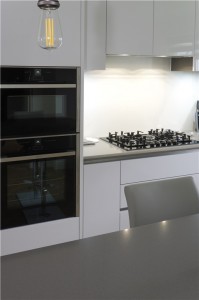 Handle less Polar white kitchen with Gris expo surfaces