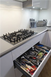 Handle less Polar white kitchen with Gris expo surfaces