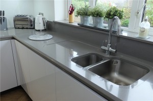 Handle less Polar white kitchen with Gris expo surfaces