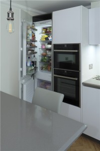 Handle less Polar white kitchen with Gris expo surfaces